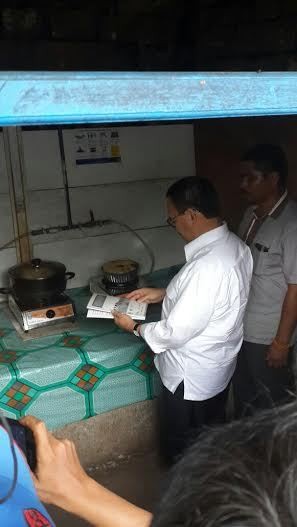 Hebat, Warga Pelosok di Sumba Masak Pakai Gas Gratis dari Kotoran Hewan