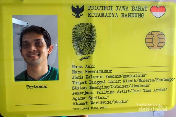 Habis Lebaran, banyak warga baru berdatangan dan membuat KTP baru. Nah kalau di Bandung, mereka bisa membuat KTP raksasa di Lawang Wangi Creative Space, Dago Pakar. Tentu saja ini bukan KTP sungguhan, tapi karya seni unik. Habis Lebaran, banyak warga baru berdatangan dan membuat KTP baru. Nah kalau di Bandung, mereka bisa membuat KTP raksasa di Lawang Wangi Creative Space, Dago Pakar. Tentu saja ini bukan KTP sungguhan, tapi karya seni unik.