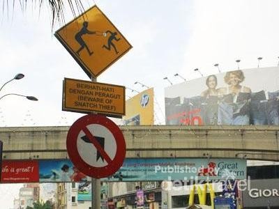 Di tepi jalan kawasan Bukit Bintang, Kuala Lumpur, Malaysia, turis bisa melihat plang tanda peringatan agar berhati-hati terhadap jambret. Jangan heran, kawaan tersebut memang rawan jambret. Hati-hati ya! Di tepi jalan kawasan Bukit Bintang, Kuala Lumpur, Malaysia, turis bisa melihat plang tanda peringatan agar berhati-hati terhadap jambret. Jangan heran, kawaan tersebut memang rawan jambret. Hati-hati ya!