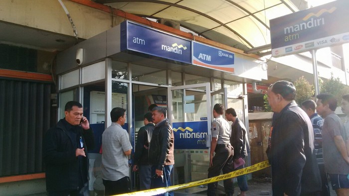 Sekelompok Pria Berpenutup Wajah Rusak 2 Mesin ATM di Semarang