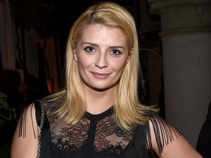 Merasa Dieksploitasi, Mischa Barton Tuntut Sang Ibunda