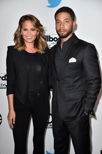 Chrissy Teigen bersama Jussie Smollett di konferensi pers Billboard Music Awards 2015 di California, Amerika Serikat pada Selasa (7/4) waktu setempat. Kevin Winter/Getty Images/detikFoto.