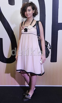Ayushita tampil dibalut dress baby doll yang dipadu sepatu hitam. Pool/Palevi S/detikFoto.