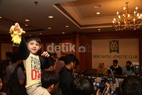 Arsen terlihat asyik bermain saat Risty dan Stuart menggelar jumpa pers di Gedung WTC, Jakarta Pusat, Rabu (8/4/2015).