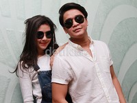 Meski rambut berantakan, Syahnaz tetap eksis berpose bareng Billy. Pool/Gus Mun/detikFoto.