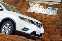 Sedangkan pada bagian jantung mekanis, paduan antara mesin konvensional dengan motor listrik merupakan perbedaan yang sangat signifikan. Mesin 2,000 cc empat silinder yang diusugnya bertenaga 147 hp pada 6.000 rpm, dan torsi 207 Nm pada 4.400 rpm. Adapun motor listriknya bertenaga 41 hp dan torsi 160 Nm. Istimewa/Response.