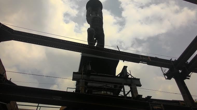 Kondisi Patung Pemuda Senayan yang Melayang Ditopang Baja Proyek MRT Kondisi Patung Pemuda Senayan yang Melayang Ditopang Baja Proyek MRT
