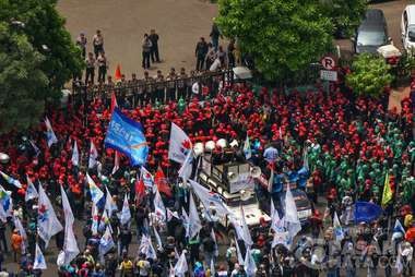 Ada Unjuk Rasa di Depan Kementerian ESDM, Jl Medan Merdeka-MH Thamrin Macet