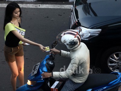 Lima Gadis Seksi Bagi-bagi Uang