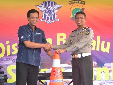 Suzuki Serahkan 200 Traffic Cone pada Polisi