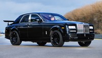Rolls-Royce mempublikasikan foto-foto prototipe awal mobil yang akan dapat disaksikan di jalan umum pekan ini. Mobil memang belum menjadi mobil SUV sepenuhnya, mobil masih menggunakan sedan Phantom Series II, namun dengan perubahan suspensi yang disiapkan untuk mobil SUV nanti. Pool/dok Rolls-Royce.