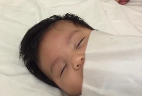 Unik, Orang Tua Ini Bikin Bayinya Tertidur Hanya dengan Selembar Tisu