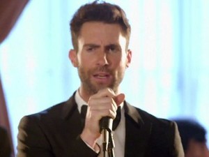 Adam Levine Diserang Fans Nekad Saat Konser Maroon 5
