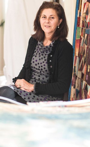 Julia Brennan, Ahli Tekstil AS yang Jatuh Cinta dengan Batik Iwan Tirta
