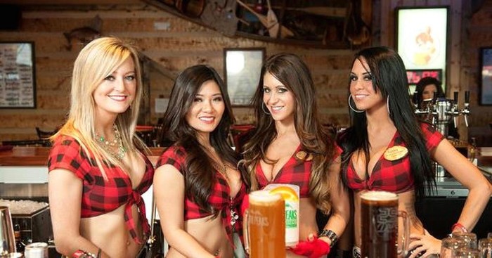 Belahan Dada Pelayan Bikin Restoran Ini Laris Manis