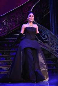 Tampil percaya diri, aktris berusia 26 tahun itu tampak elegan dibalut dress hitam. Dimitrios Kambouris/Getty Images/detikFoto.