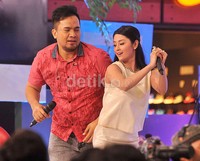 Tidak ada rasa canggung antara Depe dan Saipul saat bergoyang bersama. Pool/Noel/detikFoto.