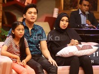 Ketika ditanya apakah pernah ada jalinan asmara di antara keduanya, perempuan berhijab tersebut menegaskan keduanya hanya berhubungan dekat.