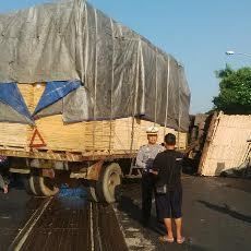 Truk Muat Triplek Terguling di Tengah Rel, Jalur Surabaya-Lamongan Macet