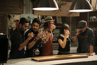 Film 'Filosopi Kopi' memang mengangkat kopi sebagai benang merahnya, tapi tidak hanya itu. Ada drama cinta, keluarga dan persahabatan layaknya film pop pada umumnya. (Visinema Pictures)