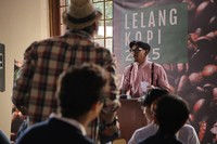 Begitu juga dengan adegan lelang kopi. Ternyata, pelelangan kopi itu memang benar-benar ada dan rutin digelar di Jakarta, tepatnya di Coffee Expo di Kemayoran. (Visinema Pictures)