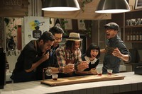 Dalam filmnya, secangkir minuman hitam yang berasal dari Benua Afrika itu menjadi salah satu elemen yang membentuk jati diri Ben, Jody dan El di masa depan. Seperti apa ceritanya? Jangan lupa saksikan film 'Filosopi Kopi' di bioskop kesayangan Anda. (Visinema Pictures)