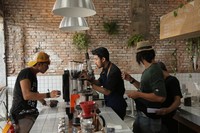 Semua peralatan yang digunakan si barista Ben (Chicco Jerikho), fakta-fakta yang disebutkan Q Grader (penilai kopi), El (Julia Estelle), kedai kopi bernama Filosofi Kopi, sampai hamparan perkebunan, semua adalah kenyataan. (Visinema Pictures)