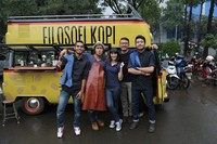 Ditambah lagi ketika 'Filosofi Kopi' melakukan roadshow ke kampus dan komunitas kopi di banyak kota di Indonesia. Kabarnya, Chicco Jerikho benar-benar diagungkan oleh ribuan orang yang hadir. (Visinema Pictures)