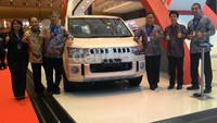 Executive General Manager of MMC Marketing Division PT KTB Kosei Tamaki, didampingi manajemen KTB dan diler Mitsubishi di Pameran Otomotif Medan (POM) 2015. Pameran berlangsung pada 8-12 April 2015 digelar Santika Premiere Dyandra Hotel & Convention Medan.
