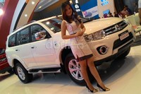 Model berpose dengan Pajero Sport Dakar. Di Medan harganya mencapai  Rp 492,5 Juta.