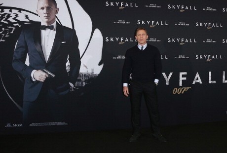 Dokter-dokter Ini Sebut James Bond Harusnya Sudah Mati