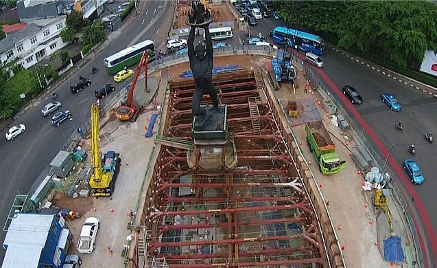 Melihat Megahnya Proyek MRT di Patung Pemuda Senayan dari Ketinggian