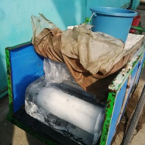 Begini Cara Pengecer Membawa Es Batu Hingga Jadi Minuman di Warung