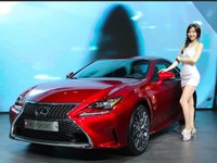 Model berpose dengan mobil Lexus RC F Sport.