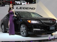 Model berpose dengan Honda Legend. Mobil baru diperkenalkan di Jepang, namun tak perlu waktu lama sudah sampai di Korea.