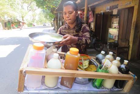 Sutriyani, Sarjana Pendidikan Fisika yang Tak Malu Jual Jamu Keliling
