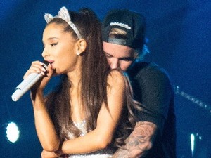 Justin Bieber dan Ariana Grande Mesra-mesraan di Panggung, Big Sean Tak Terima?