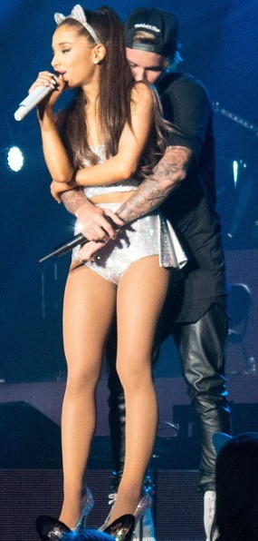 Justin Bieber dan Ariana Grande Mesra-mesraan di Panggung, Big Sean Tak Terima?