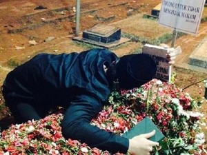 Rindu Berat, Billy Syahputra Peluk Makam Olga