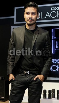 Chicco Jerikho terlihat cool tampil serba hitam di acara peluncuran produk Axe. Pool/Palevi S/detikFoto.