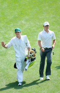 Niall Horan jadi caddy mendampingi pegolf Rory McIlroy Par 3 Contest sebelum dimulainya Turnamen Masters 2015. Andrew Redington/Getty Images/detikFoto.