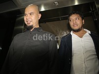 Dhani dan Ramdan saat ditemui di Ditreskrimsus Polda Metro Jaya, Gatot Subroto, Jakara Selatan, Kamis (9/4/2015). Pool/Palevi S/detikFoto.