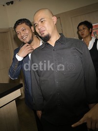 Ahmad Dhani terlihat santai, bahkan sesekali tersenyum. Pool/Palevi S/detikFoto.