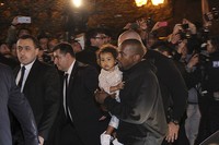 Kanye West dan buah hatinya, North West menyusul di belakangnya. REUTERS/Samvel Berkibekyan/PAN Photo/detikFoto.