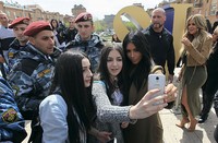 Saat jalan-jalan di tengah kota, Kim menyempatkan diri untuk selfie bareng fans. REUTERS/Vahram Baghdasaryan/PHOTOLURE/detikFoto.