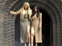 Khloe dan Kim saat mengunjungi monumen Mother Armenia. REUTERS/Vahram Baghdasaryan/PHOTOLURE/detikFoto.