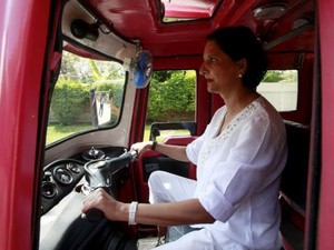 Hindari Pelecehan Seksual, Wanita Pakistan Ini Sediakan Bajaj Khusus Wanita