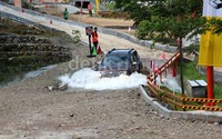 Renault Duster 4x4 menerobos genangan.