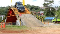 Dengan mengusung mesin 1.5 dCi Turbo Diesel engine, mobil 4WD ini sangat bertenaga.