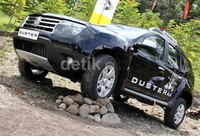 Duster 4x4 juga menyajikan All Wheel Indenpendent Multi Link Suspention. Fitur ini pun membuat Renault Duster memiliki sistem suspensi pada setiap ban yang memungkinkan untuk bergerak secara idenpenden, sehingga mampu melewati berbagai kondisi jalan.